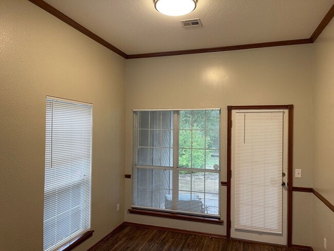 Building Photo - 3 bed, 2 bath w/ 2 car garage home for ren...