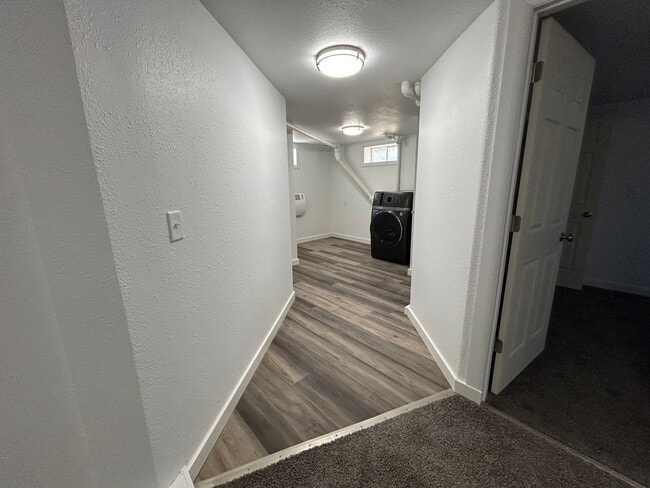 Building Photo - 3 Bedroom 1 Bath Beautiful House with Fenced Yard & Garage