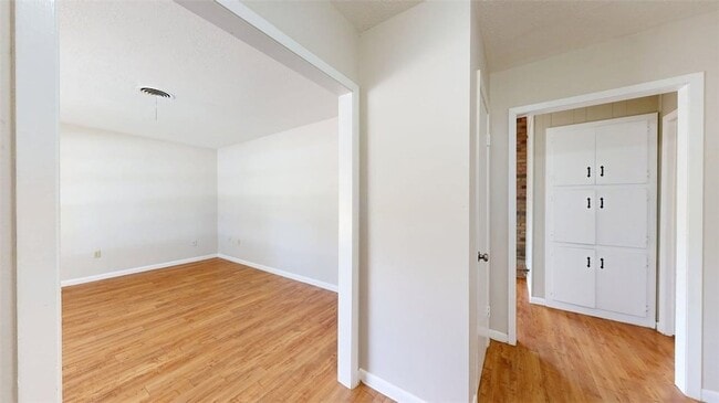 Building Photo - 302 Laurel St