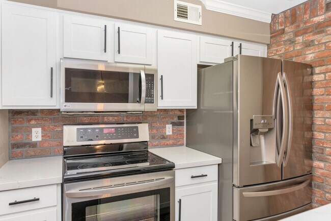 Building Photo - 2025 E Campbell Ave