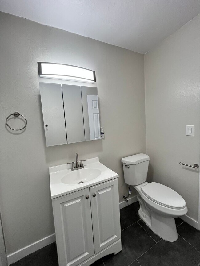 Building Photo - MOVE IN SPECIAL*$500 OFF 2ND MONTHS RENT*SPACIOUS 1 BEDROOM 1 BATH DOWNSTAIRS