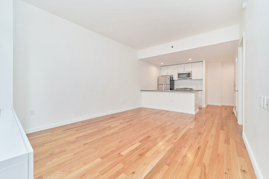 Building Photo - Spacious One Bedroom with Two Balconies
