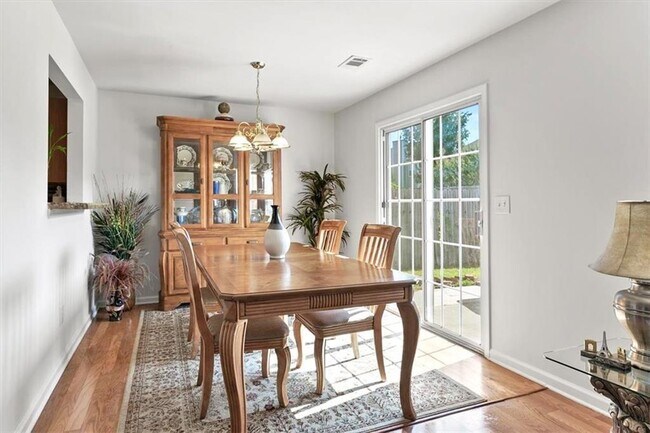 Building Photo - 2760 Englewood Dr