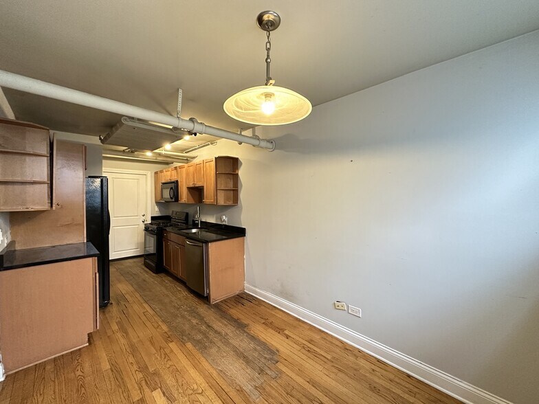 Building Photo - 728 W Addison St