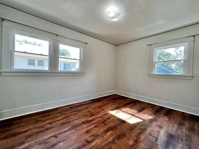 Building Photo - 8th2122 (CW-NB)