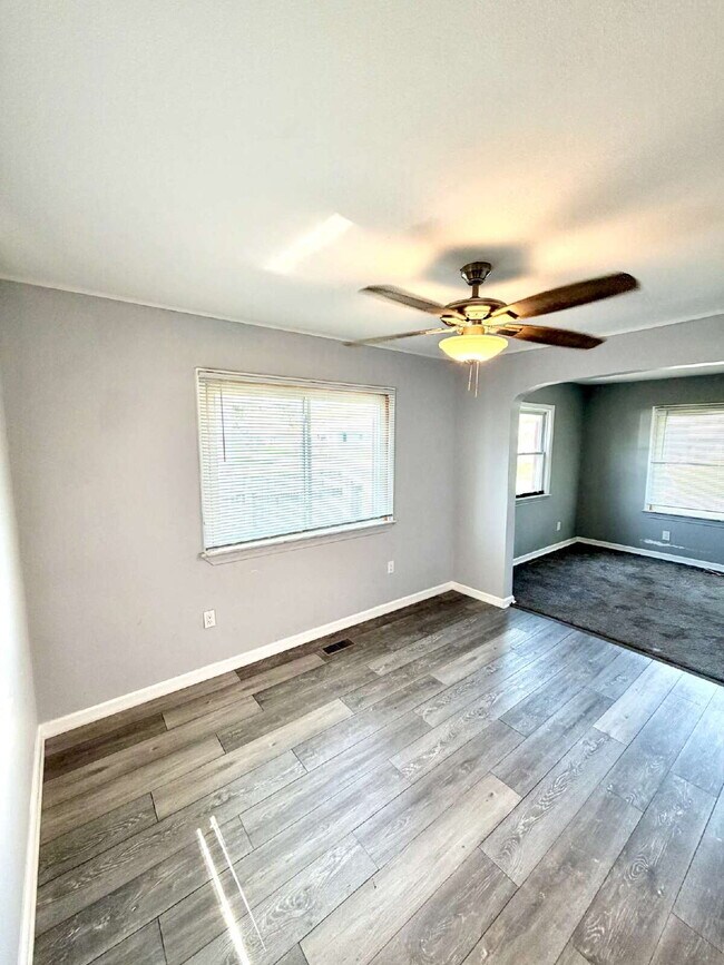 Building Photo - 2 bed, 1 Bath: Updated Inside!