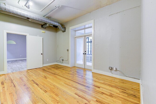 Building Photo - Exceptional 1 bed/1bath loft-style unit in...