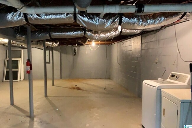 Building Photo - 1213 Oakwood St