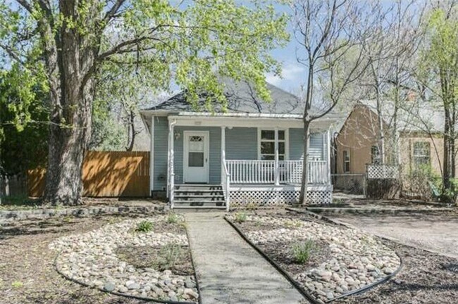 Building Photo - Big Character. Smart Size. Walk to Switchback.