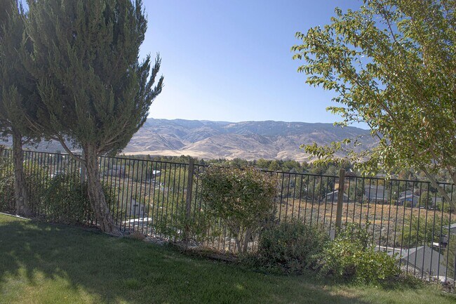 Building Photo - 3 Bedroom  2 Bath New Paint, Flooring and ...