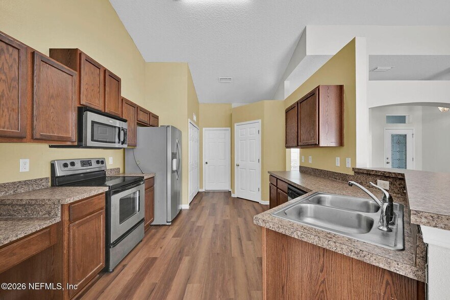 Building Photo - 10810 Stanton Hills Dr E
