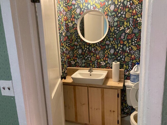 Building Photo - Charming 2 Bedroom/1.5 Bathroom Home in Cockeysville, MD!