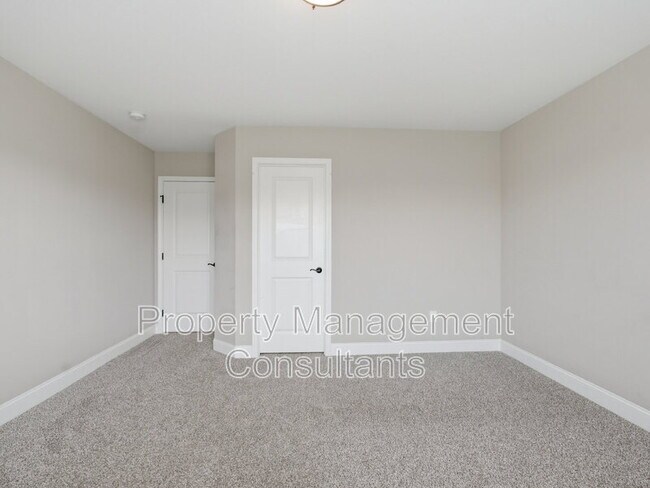 Building Photo - 14735 Commonwealth Dr