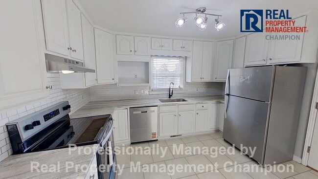 Building Photo - Updated 3 BD/2BA Home on Spacious Corner Lot