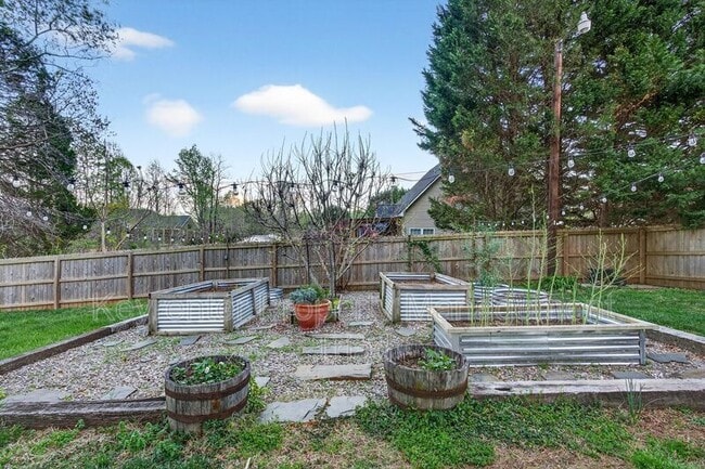 Building Photo - 2312 Bonnie Ln