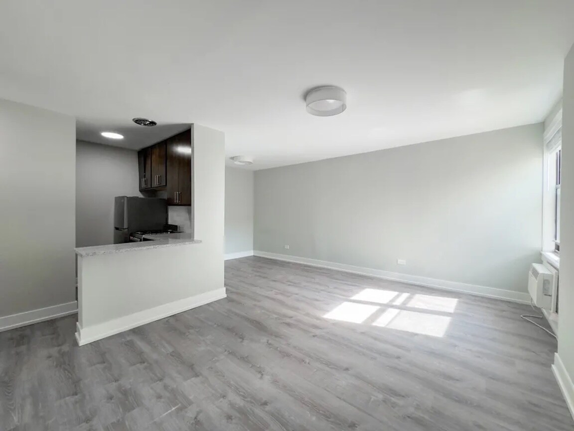 Building Photo - 454 W Barry Ave