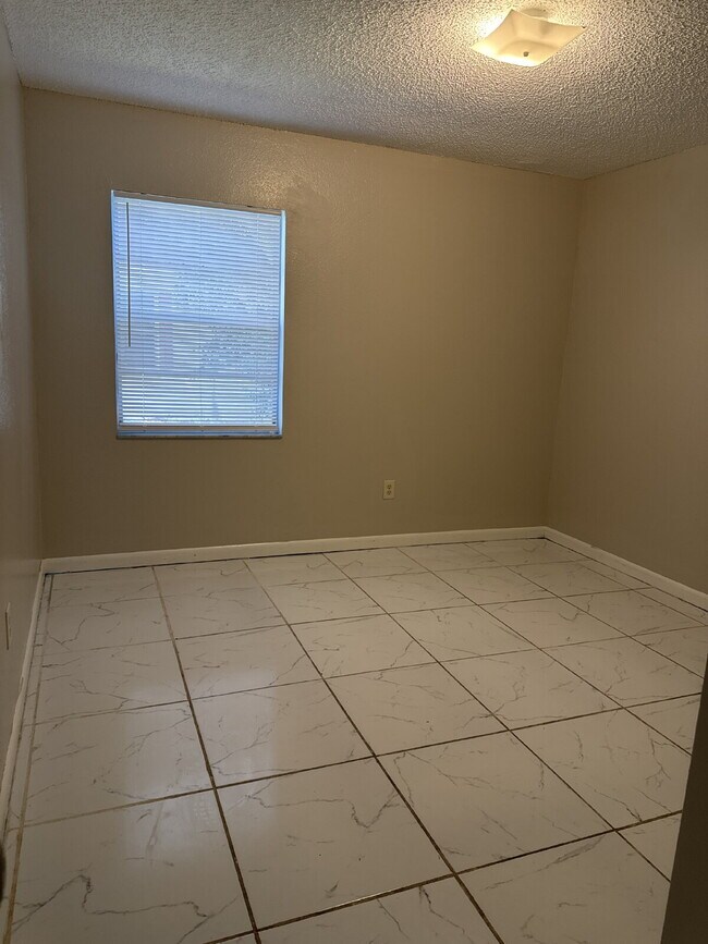 Building Photo - 2 bedroom 1 bath unit available for immedi...