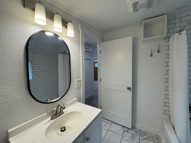 Building Photo - 527 S 50th St