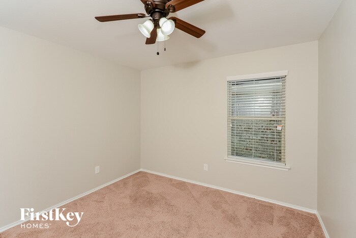 Building Photo - 2104 Meadow Park Dr