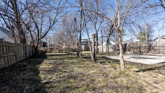 Building Photo - Beautifully remodeled 3/2 in West Tulsa - ...
