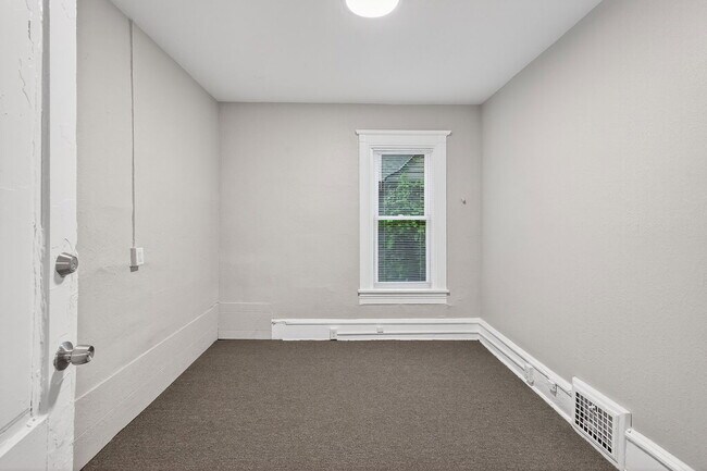 Building Photo - 812 7th St SE