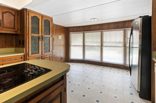 Building Photo - 112 Queenswood Dr