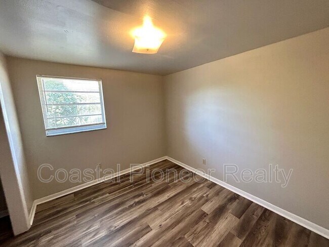 Building Photo - 1016 E Seneca Ave