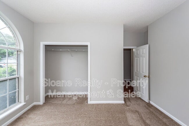 Building Photo - 1584 Kentwood Cir