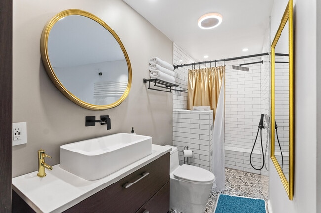 Building Photo - 6106 Royal Poinciana Ln