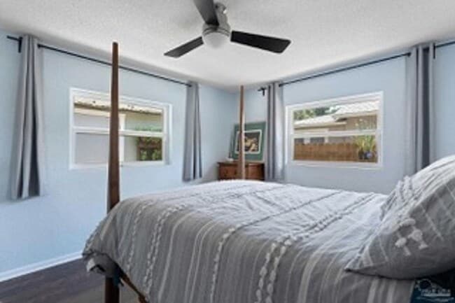 Building Photo - Discover the Allure of this Charming, Downtown 3 bedroom/2 Bath!