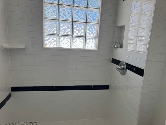 Building Photo - Adorable Cleburne Cottage