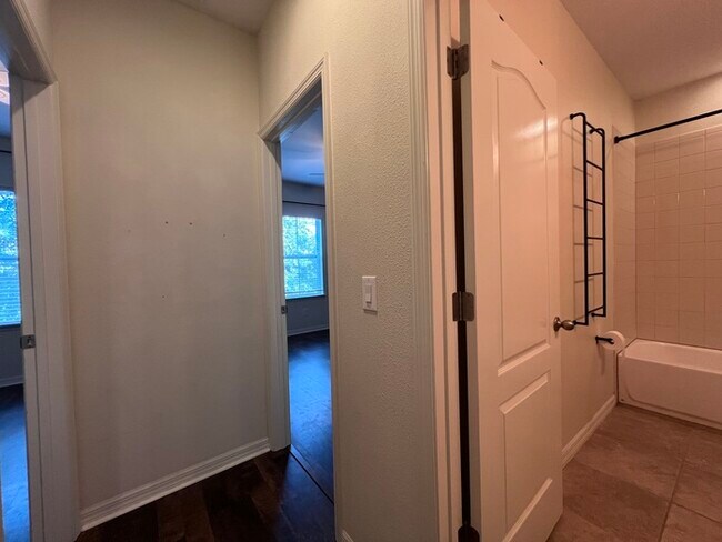 Building Photo - Gorgeous 3 bedroom, 2½ bath, 2 STORY townhome