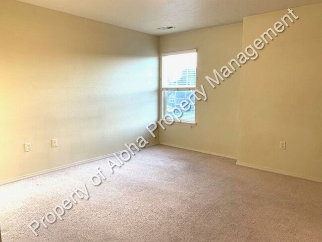 Building Photo - 1065 W Pine Ave