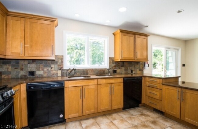 Building Photo - 4 Rumson Rd