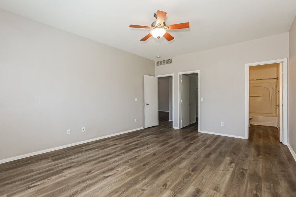 Building Photo - 1733 E Silversmith Trail