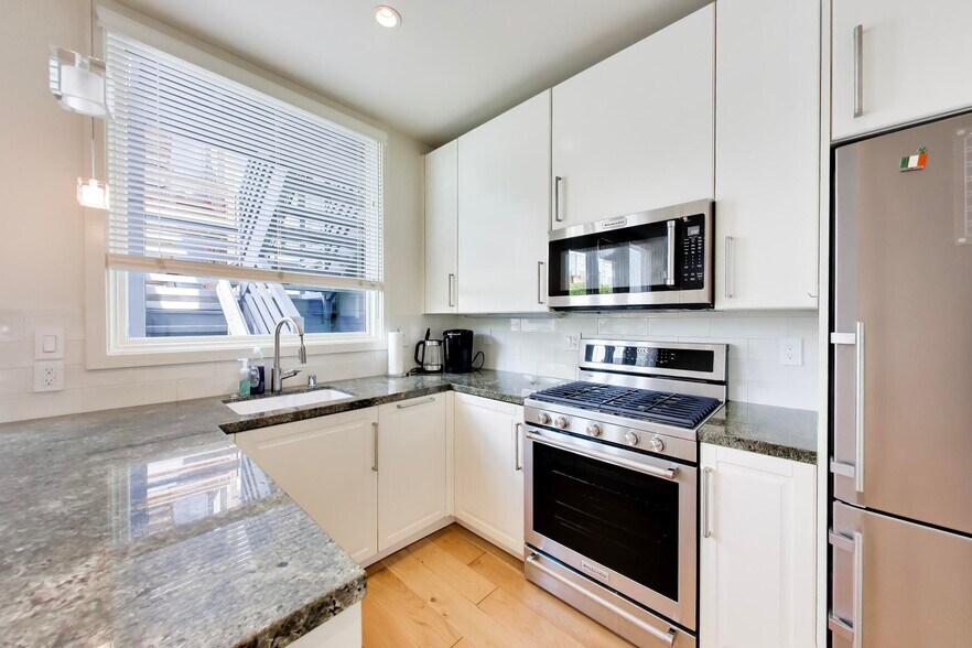 Building Photo - 533A Greenwich St