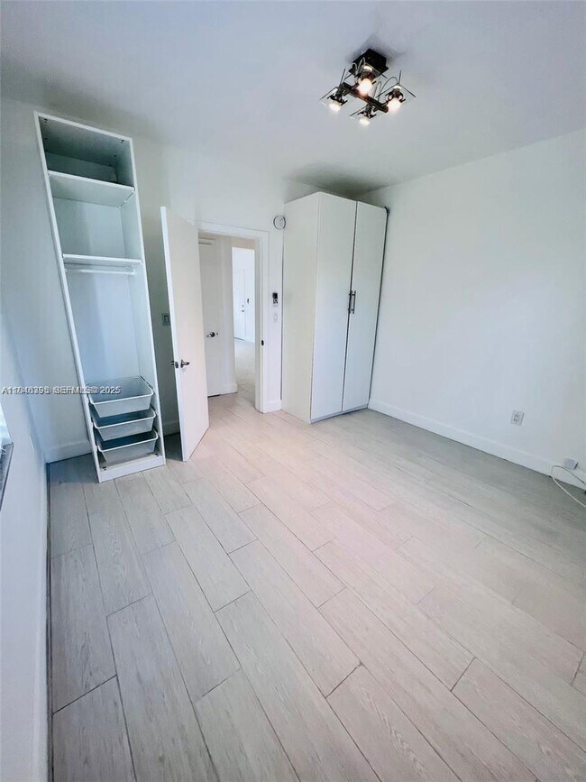 Building Photo - 125 S Shore Dr