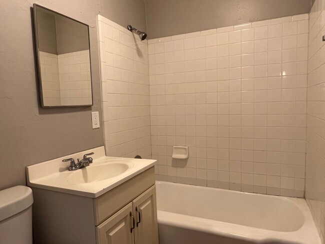 Building Photo - 3 Bedroom 2 Bath Home! close to the UofA!