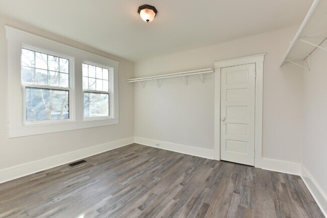 Building Photo - Super Cute Bungalow