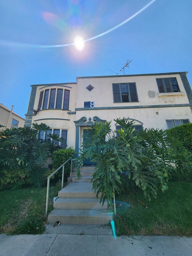 Building Photo - 337 N Gardner St