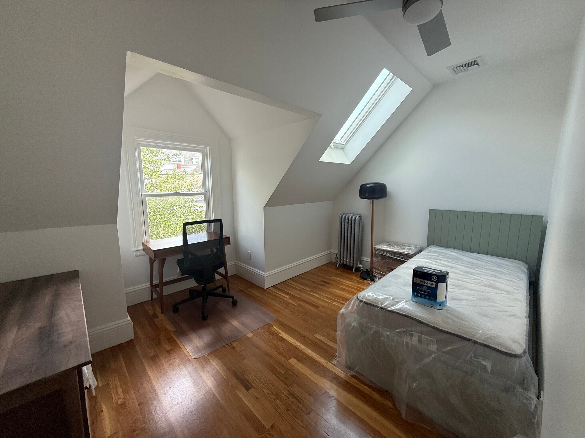 Building Photo - 96 Munroe St