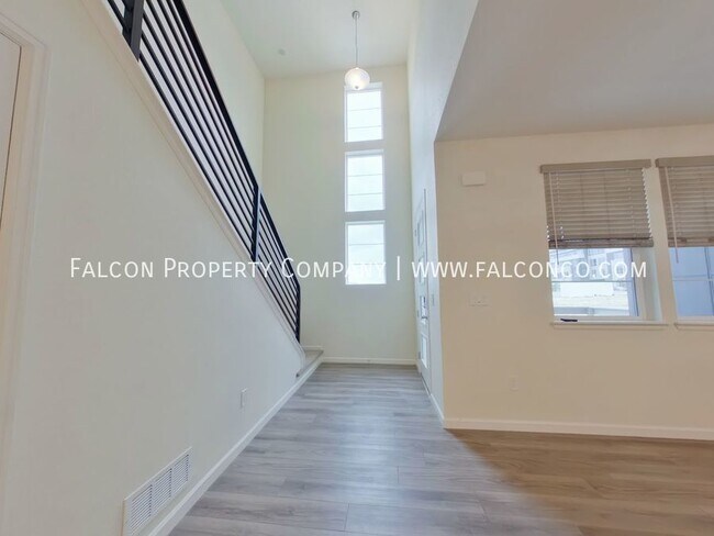 Building Photo - Extraordinary Townhome in Victory Ridge! -...