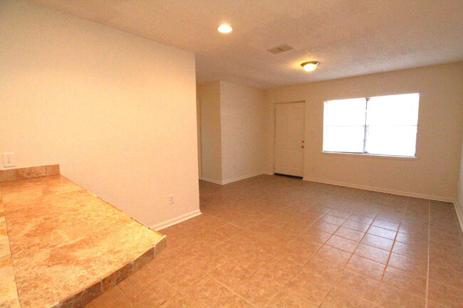 Building Photo - 2BR/1BA Apartment in Prime Pace Location –...