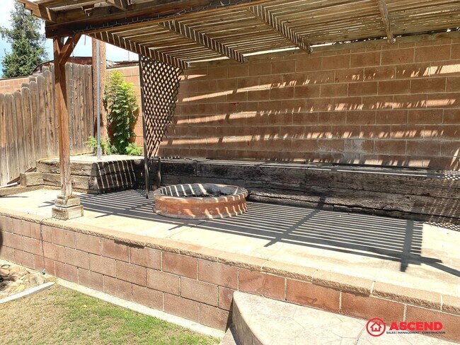 Building Photo - Immaculate Home Near China Grade Loop!