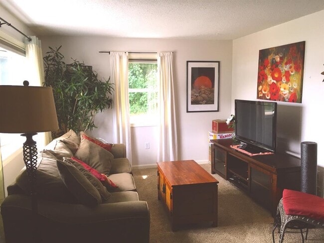 Building Photo - 32 Birchwood Dr