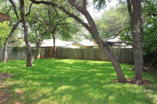 Building Photo - 702 Live Oak Dr