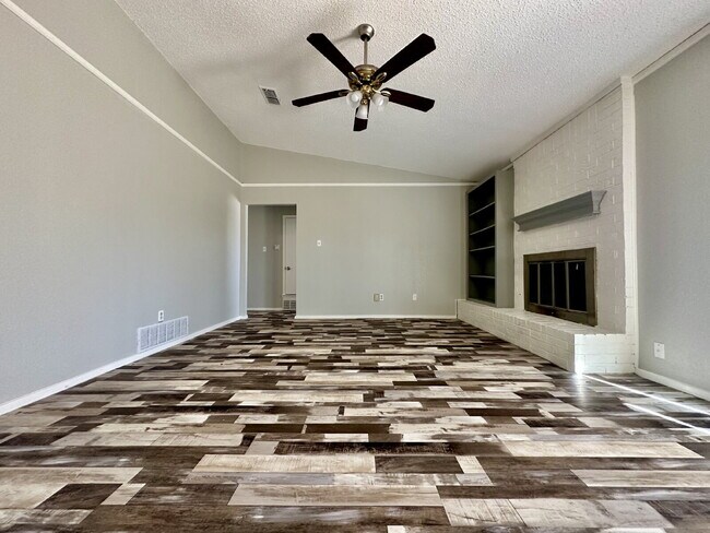 Building Photo - Updated 4 Bedroom Home w/ Gorgeous Floors