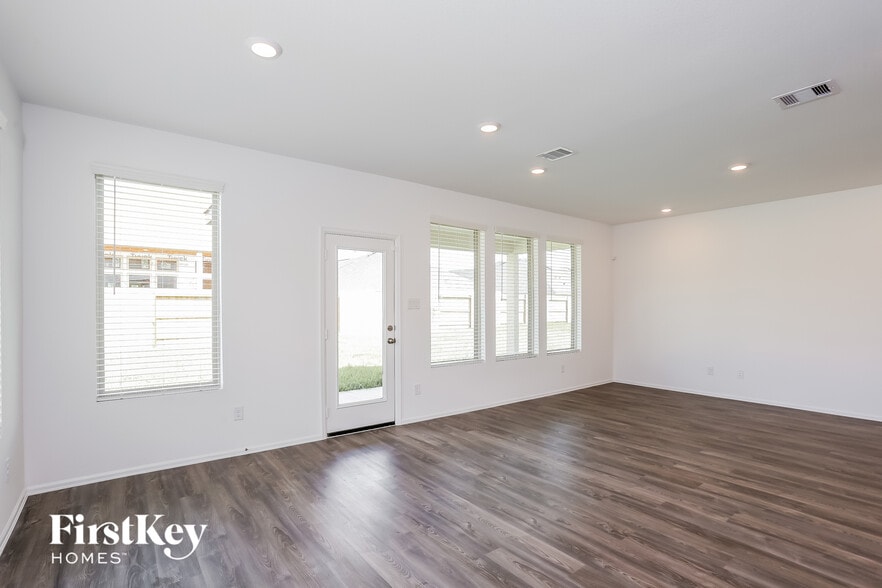 Building Photo - 9011 Willow Rdg Ct