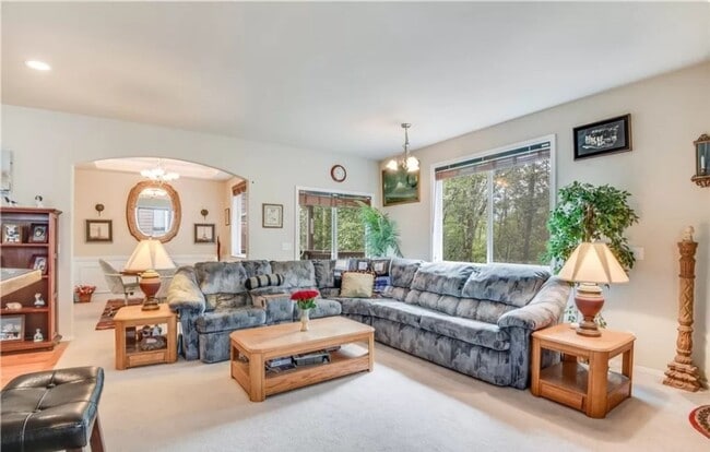 Building Photo - Beautiful 3 Bed 2.5 Bath Everett Home @ a ...