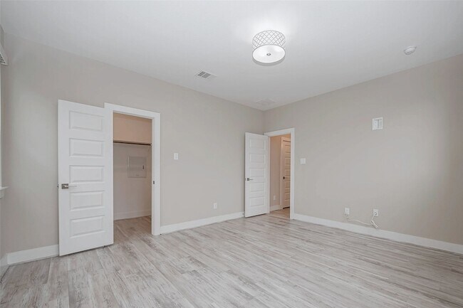 Building Photo - 10014 Granary Dr